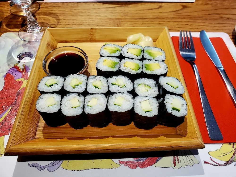 Makis Au Concombre Au Radis Japonais Et Avocat